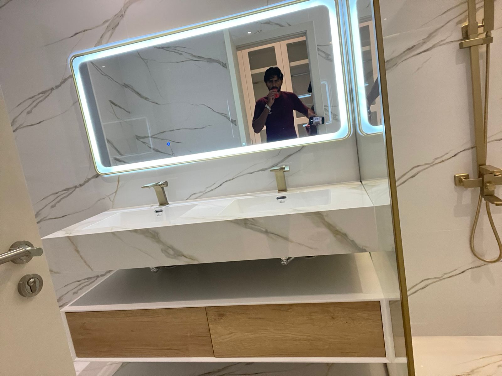 f2a6fda5-b6cc-49db-93a6-dcb814000ad7